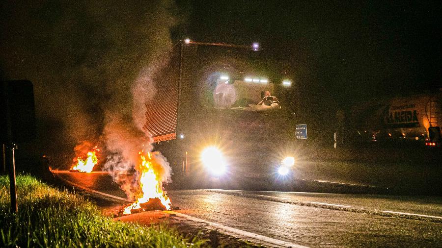 Pneus queimados em ponto de bloqueio de caminhoneiros na BR-101, próximo à cidade de Curitiba (PR) - BRUNO RUAS/ISHOOT/ESTADÃO CONTEÚDO