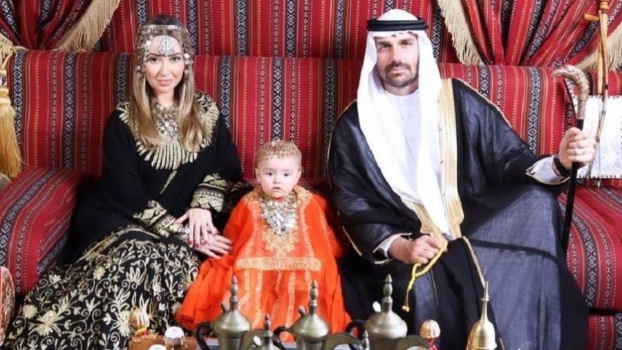 Eduardo Bolsonaro e sua família em passeio turístico posando com trajes árabes em Dubai  - Reprodução rede social 