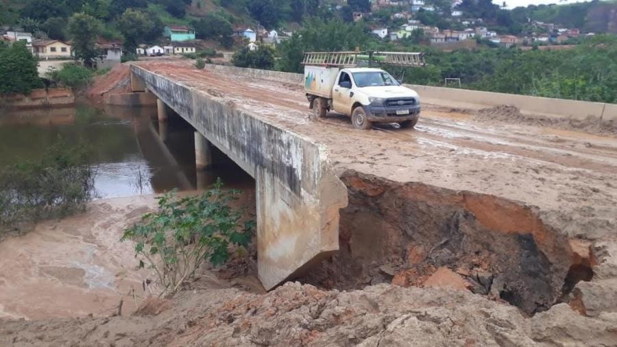 Veículo com técnicos da companhia elétrica da Bahia atravessa ponte na cidade de Medeiros Neto - Divulgação