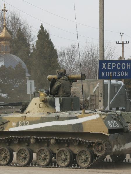 24.fev.2022 - Veículo blindado militar do Exército russo circula por rua da cidade de Armyansk, na região da Crimeia - Reuters