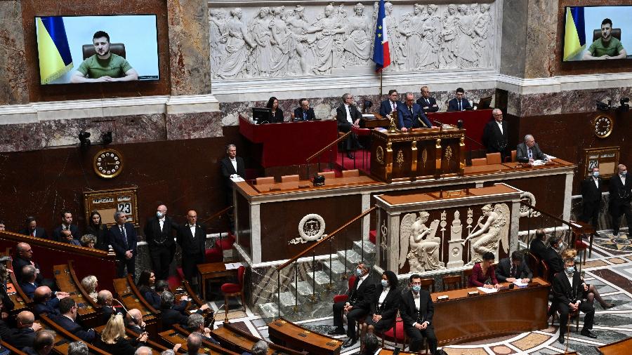 O presidente ucraniano Volodymyr Zelensky discursa diante de deputados e senadores franceses na Assembleia Nacional de Paris - Emmanuel Dunand/AFP