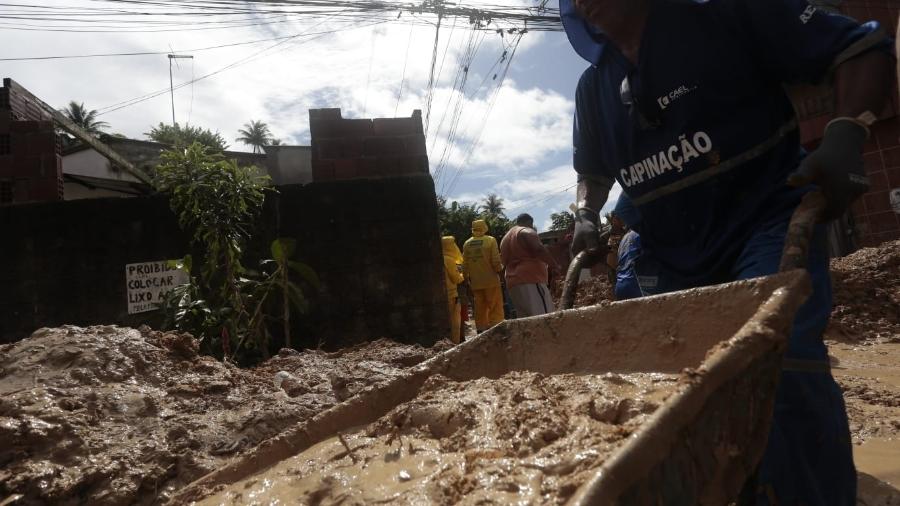 Trabalhos de resgate e buscas na região metropolitana do Recife, neste domingo, após destruição provocada pelas fortes chuvas - Arnaldo Sete/UOL