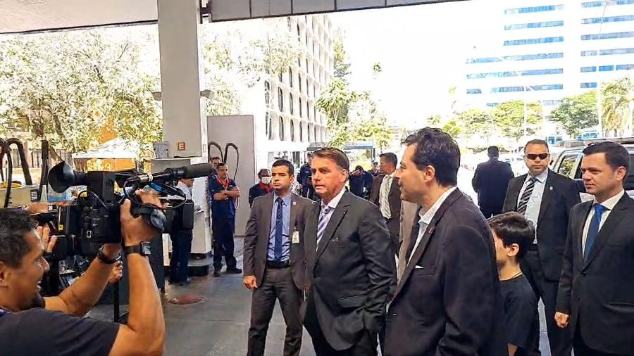 Presidente Bolsonaro e o ministro Adolfo Sachsida visitaram hoje um posto de combustível em Brasília para fiscalizar a mais recente queda de preços - Reprodução/Facebook