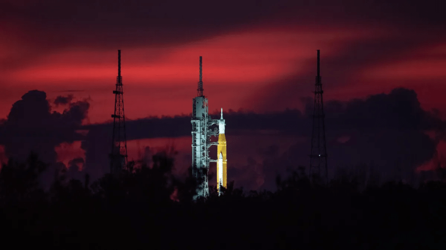 Nascer do sol de 22 de agosto, com vista do foguete SLS e a cápsula Orion, no Centro Espacial Kennedy, na costa da Flórida - Nasa/Ben Smegelsky