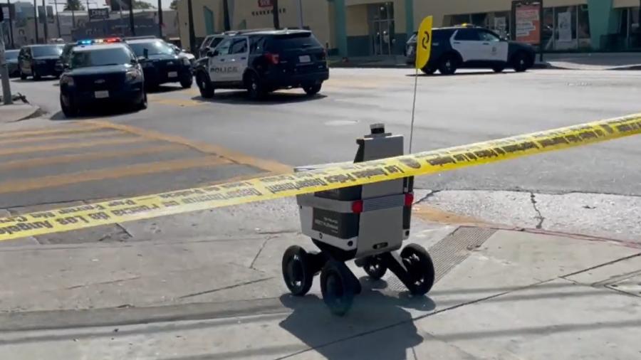 Robô de entregas da Uber Eats, fabricado pela Serve Robotics - Reprodução