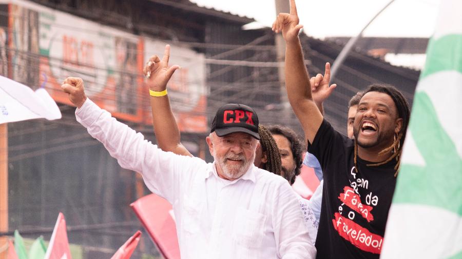 Lula em ato de campanha no Complexo do Alemão, no Rio de Janeiro, em outubro de 2022