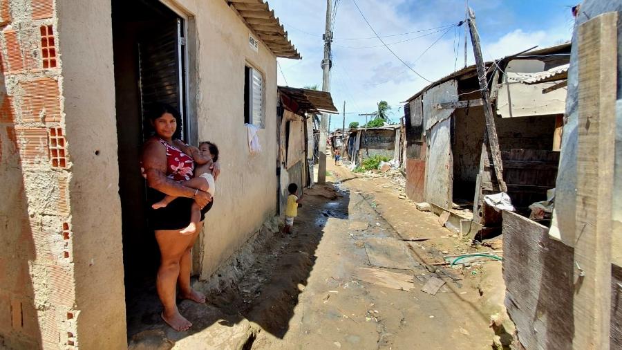 Casa de Márcia, na Vila Emater, em Maceió, fica em rua de terra sem saneamento  - Carlos Madeiro/UOL