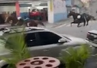 Cavalos da PM fogem a galope de agente na zona leste de São Paulo - Reprodução de vídeo