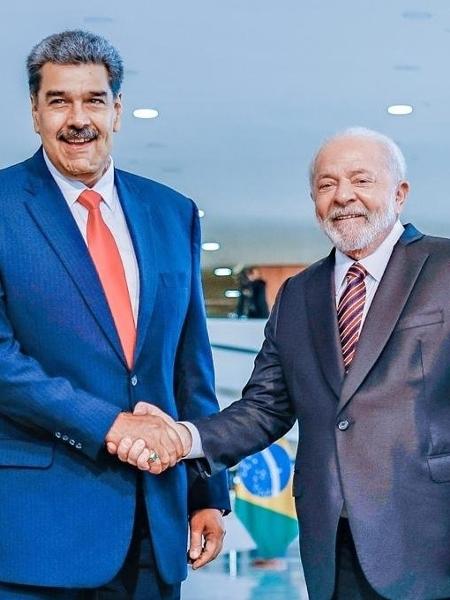 20.maio.2023 - Lula cumprimenta o presidente da Venezuela Nicolás Maduro