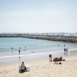 Poluição mancha praia de Iracema e veda banho em cartão postal de Fortaleza