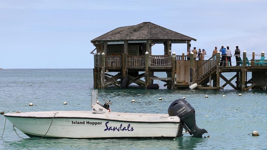 04.dez.23 - Pessoas se reúnem no cais do resort após turista morrer em ataque de tubarão no resort Sandals Royal em Nassau, Bahamas