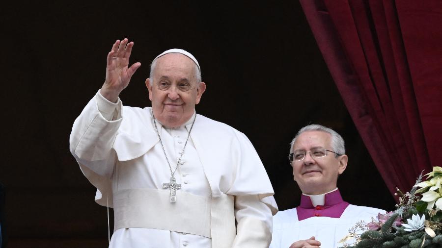 25.dez.2023 - O papa Francisco na varanda da Basílica de São Pedro para a bênção Urbi et Orbi do Natal