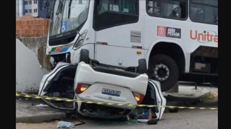 Carro ficou debaixo de um ônibus após colisão em João Pessoa (PB)