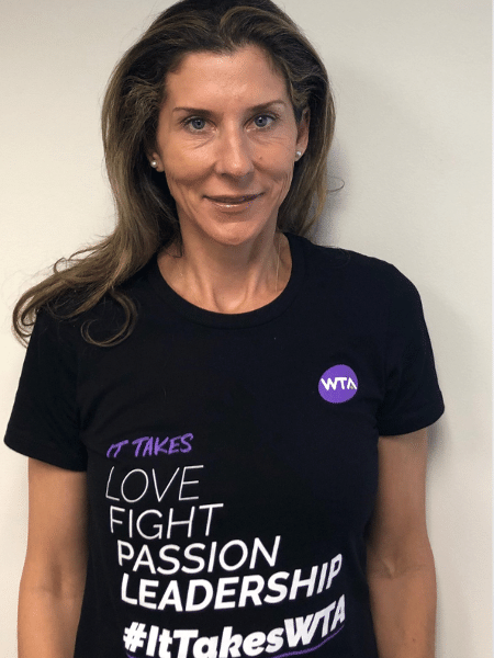 Monica Seles em foto recente, postada em 2019, usando camiseta da Associação de Tênis Feminino 