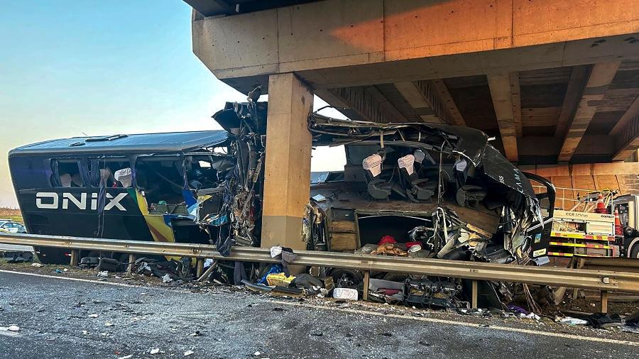 Foto divulgada pela Defesa Civil de São Paulo mostrando um ônibus de turismo que bateu no pilar de um viaduto matando 10 pessoas e ferindo várias outras na rodovia Francisco da Silva Pontes, em Itapetininga, São Paulo, Brasil, em 5 de julho de 2024. 