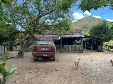 Mulher mantida em cativeiro por quase 10 anos é libertada na Bahia