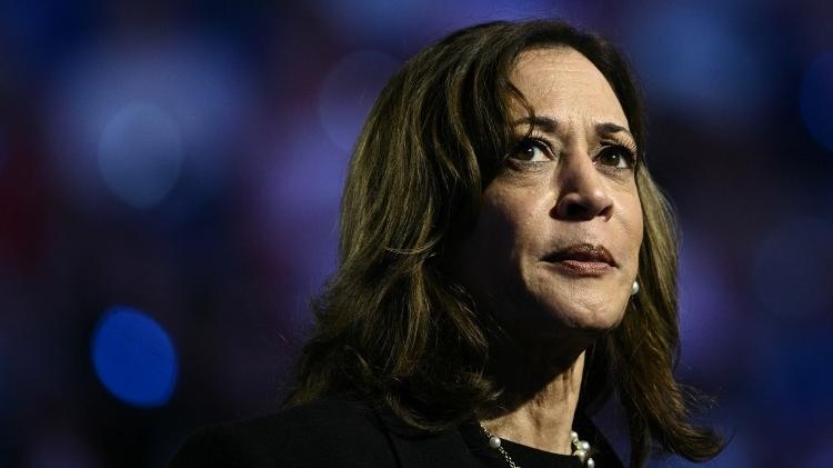 Candidata democrata, Kamala Harris, discursa durante um comício da campanha no Veterans Memorial Coliseum em Madison, Wisconsin, em 30 de outubro de 2024