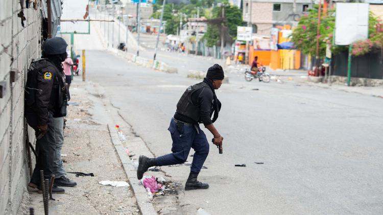 Polícia toma ruas de Port-au-Prince no dia da posse do novo primeiro-ministro haitiano, Alix Didier Fils-Aime