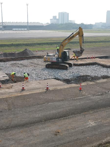 Foto de 16 de agosto mostra o trabalho de recuperação da pista do Aeroporto Internacional Salgado Filho, em Porto Alegre