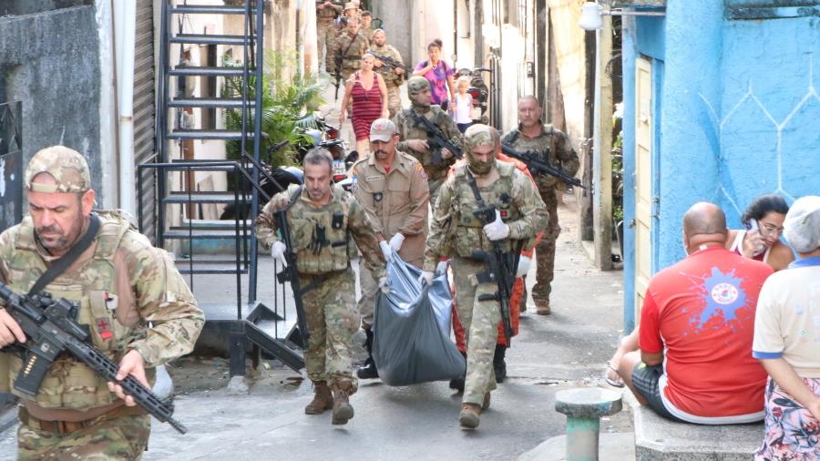 Retirada dos corpos dos suspeitos que foram mortos em operação na Ladeira dos Tabajaras, na zona sul do Rio de Janeiro - José Lucena/Thenews2/Folhapress