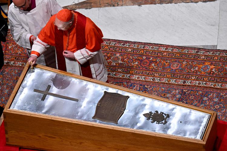 O caixão do Papa Francisco está sendo selado na Basílica de São Pedro, antes de seu funeral no Vaticano, em 25 de abril de 2025 O caixão do Papa Francisco está sendo selado na Basílica de São Pedro, antes de seu funeral no Vaticano, em 25 de abril de 2025
