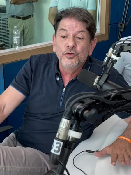 Cid Gomes durante entrevista de rádio em Sobral (CE) Cid Gomes durante entrevista de rádio em Sobral (CE)