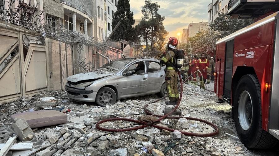 13.jun.2025 - Socorristas se reúnem do lado de fora de um prédio atingido por um ataque israelense em Teerã 13.jun.2025 - Socorristas se reúnem do lado de fora de um prédio atingido por um ataque israelense em Teerã