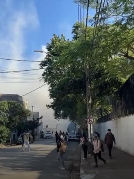 Imagens mostram momento em que pessoas se afastam de canteiro de obras da linha 6-Laranja após explosão - Reprodução de vídeo