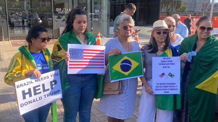 Apoiadores de Bolsonaro com cartazes dos Estados Unidos pedindo ajuda a Trump
