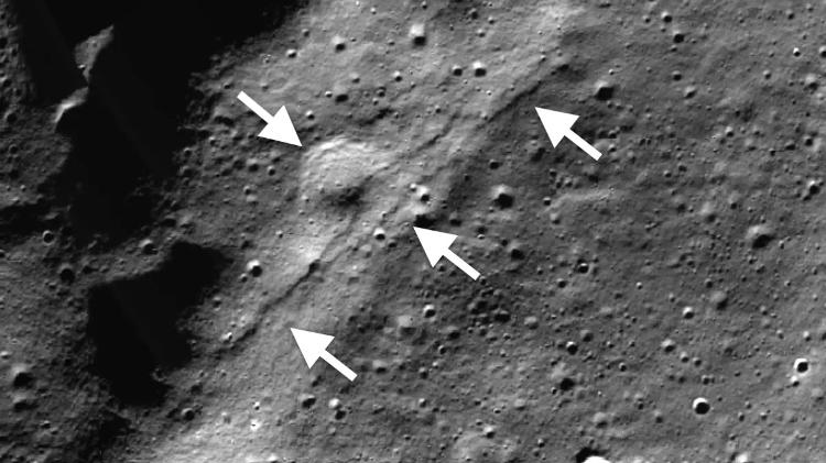 Polo Sul da Lua tem escarpas no solo.