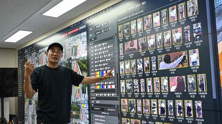 24.jun.2026 - Kim Jun-young, chefe do Centro de Controle Integrado de CFTV da Ponte Hangang, apresentando as câmeras de vigilância com inteligência artificial
