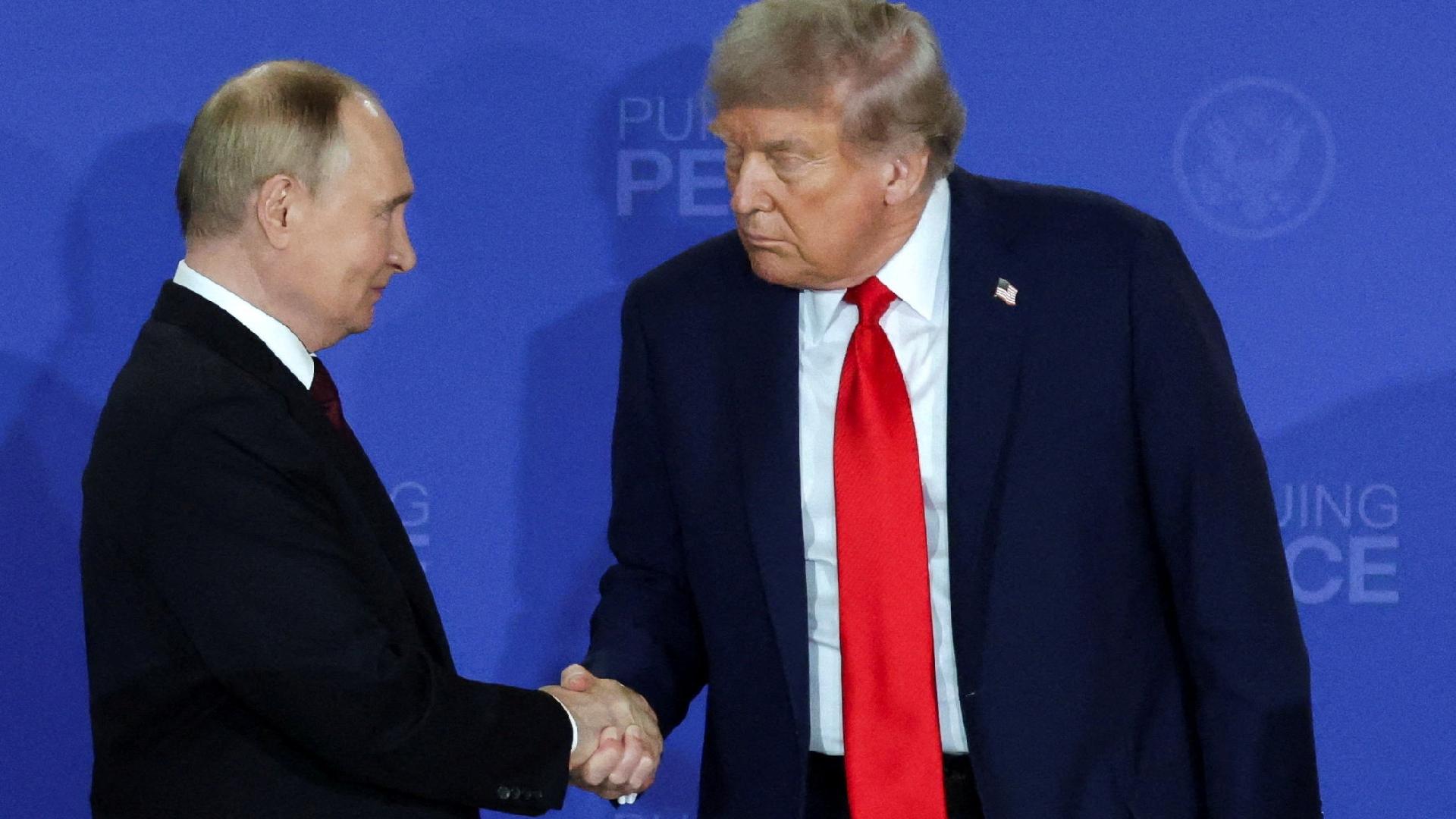 O presidente dos EUA, Donald Trump, e o presidente russo, Vladimir Putin, apertam as mãos durante uma coletiva de imprensa após a reunião para negociar o fim da guerra na Ucrânia, na Base Conjunta Elmendorf-Richardson, em Anchorage, no Alasca, EUA, em 15 de agosto de 2025. REUTERS/Jeenah Moon/Foto de arquivo - undefined
