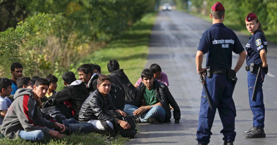 16.set.2015 - Migrantes do Afeganistão são detidos pela polícia húngara nos arredores de Asttohatolom, após entrarem ilegalmente no país, vindos da Sérvia
