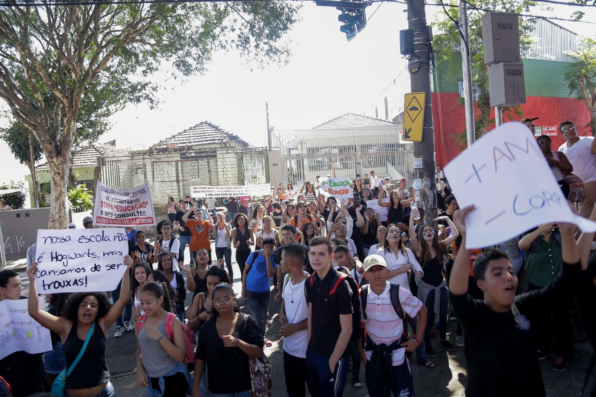 7.out.2015 - Estudantes bloqueiam a Avenida Engenheiro Caetano Álvares, na Zona Norte de São Paulo (SP), na manhã desta quarta-feira (7). A manifestação é contra a medida anunciada pelo secretário estadual da Educação, Herman Voorwald, de reorganizar as escolas públicas do Estado por ciclos - Newton Menezes/Futura Press/Estadão Conteúdo
