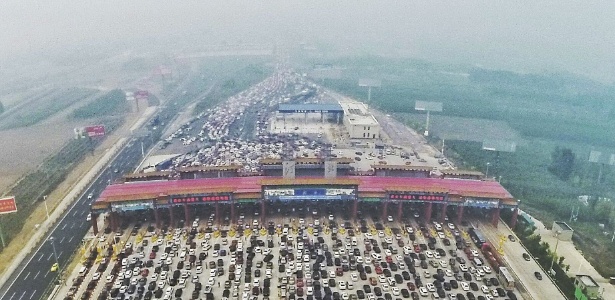 Carros ficam presos em engarrafamento perto de um pedágio na volta de um feriado em Pequim, na China.  - China Daily/Reuters