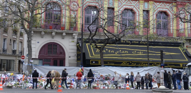 29.nov.2015 - Pessoas deixam flores na entrada da casa de shows Bataclan, em Paris - Miguel Medina/AFP