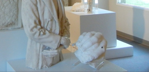 Foto sem data mostra a mão de Abraham Lincoln feita por George Grey Barnard no Kankakee County Museum, Illinois (EUA); peça está sumida desde 11 de dezembro de 2015 - Kankakee County Museum/The New York Times