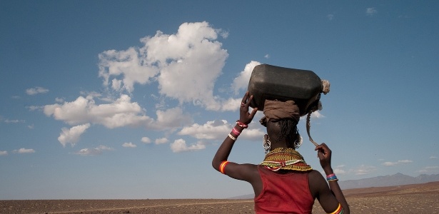 Mulher carrega galão de água potável no Quênia - Lynn Johnson/National Geographic Creative
