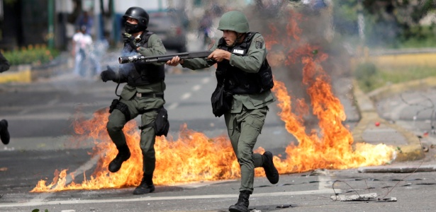 27.jul.2017 - Membros das forças de segurança da Venezuela miram arma durante greve e protesto em Caracas - Ueslei Marcelino/Reuters