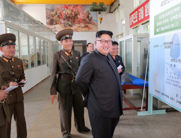 Kim Jong-un inspeciona o Instituto de Material Químico nesta quarta-feira, em Pyongyang - KCNA/Via Reuters