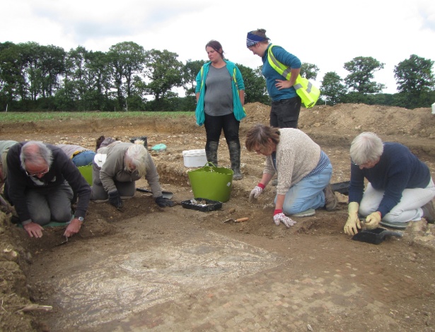 Grupo de arqueólogos amadores encontrou um mosaico romano em Boxford, na Inglaterra - BOXFORD PARISH BLOG/NYT