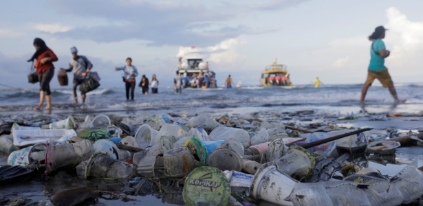 Turistas e residentes em Sanur, Denpasar, Bali, Indonésia; plástico; lixo; poluição; praia; mar; oceano; água   - Johannes P. Christo/Reuters