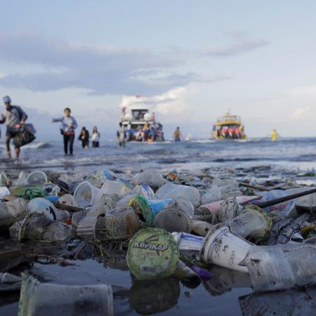 Lixo, principalmente plástico, polui praia e oceanos