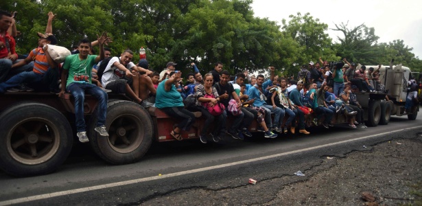 17.out.2018 - Migrantes hondurenhos participam de uma caravana em diração aos EUA - ORLANDO ESTRADA/AFP