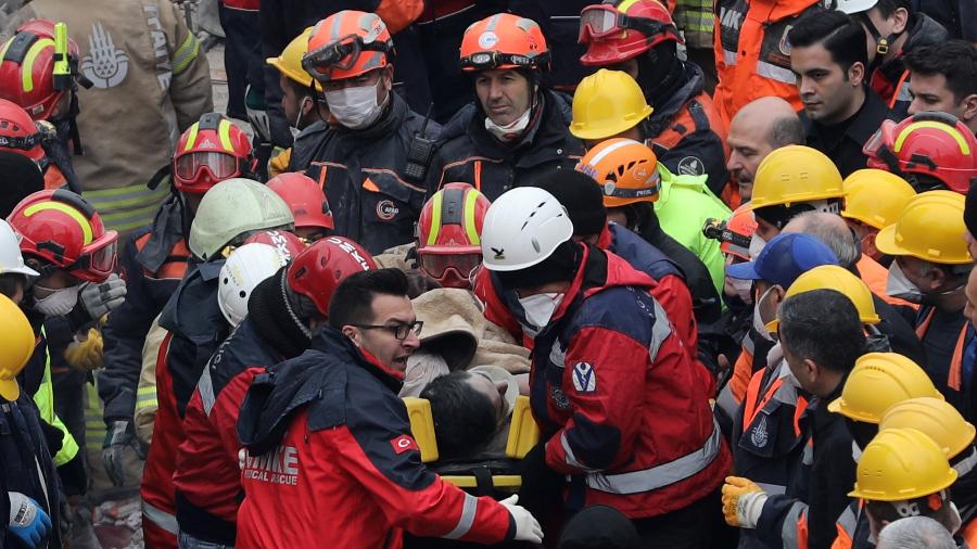 8.fev.2019 - Equipe de resgate carrega um rapaz em uma maca após retira-lo dos escombros resultantes do desabamento de um prédio residencial em Istambul (Turquia) - Reuters