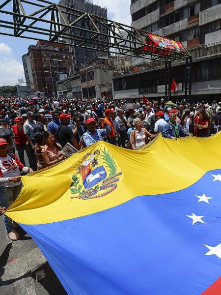 30.abr.2019 - Apoiadores de Nicolás Maduro exibem uma bandeira da Venezuela durante ato - Matias Delacroix/AFP