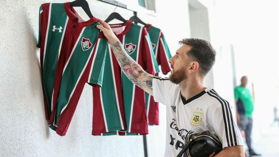 Messi pega camisa personalizada do Fluminense ao chegar no centro de treinamento - Twitter/@FluminenseFC