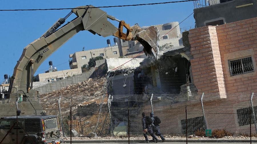 Forças militares israelenses demolem uma casa de palestinos no vilarejo de Sur Baher - Mussa Qawasma/Reuters