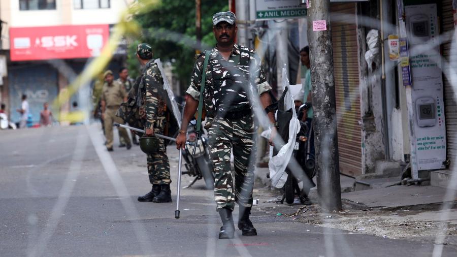 Equipe de segurança patrulha ao longo de uma rua em Jammu - Rakesh Bakshi/AFP