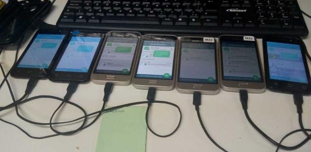 18.set.2019 - Celulares conectados a computador fazem envio de mensagens de WhatsApp em massa com a ajuda de robôs 